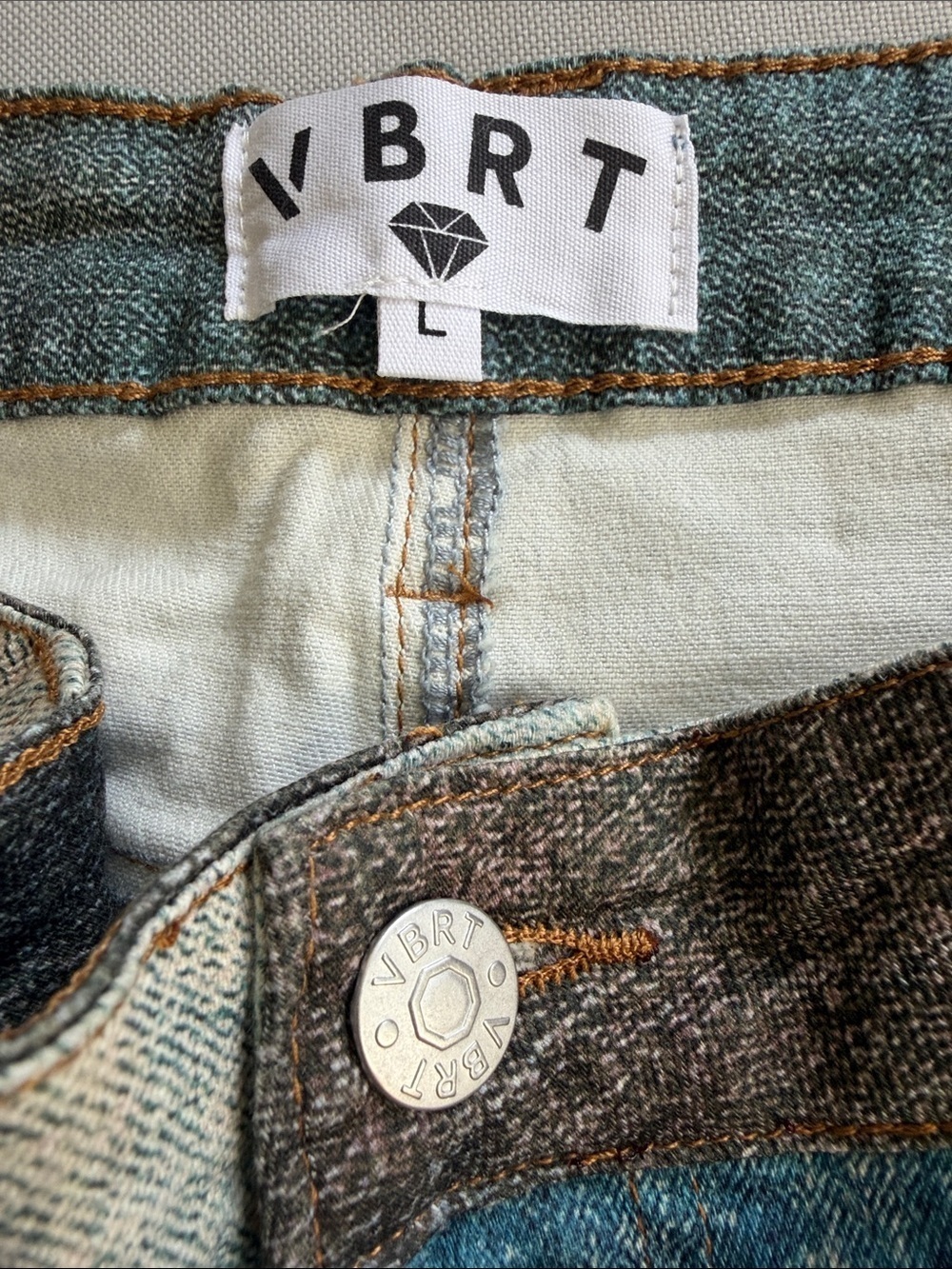 VIBRANTw M.i.U. NWT Blue Barrel Leg Jeans with Brown & Black Horse Print - Picture 3 of 10